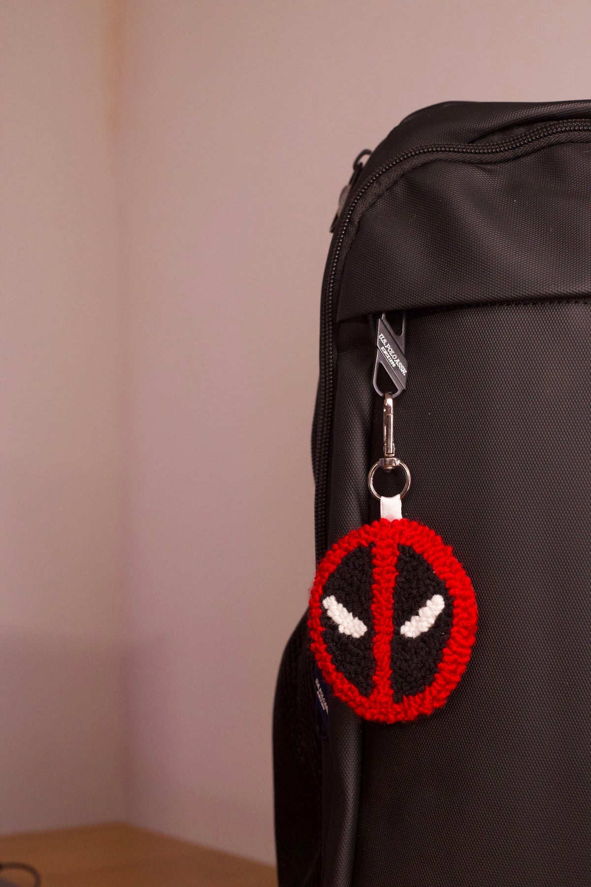 Deadpool Charm – Punch Needle, 8 cm